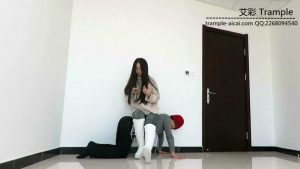超美天依老师骑乘坐身踢打羞辱！_绳缚吧