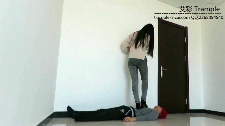 图片[8]_超美冷傲天依女主高跟短靴对贱狗踢踹、坐腹及全体重踩踏！_绳缚吧