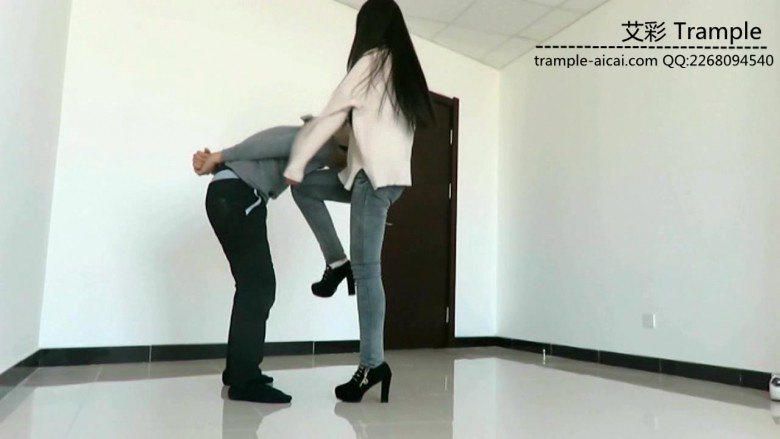 图片[11]_超美冷傲天依女主高跟短靴对贱狗踢踹、坐腹及全体重踩踏！_绳缚吧