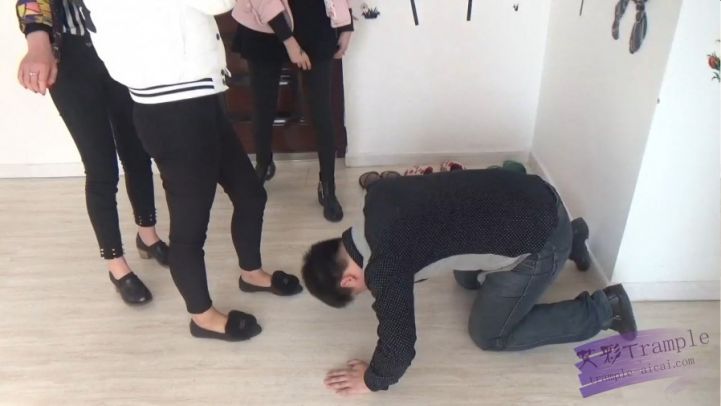 多主踢打舔鞋精彩不断_绳缚吧