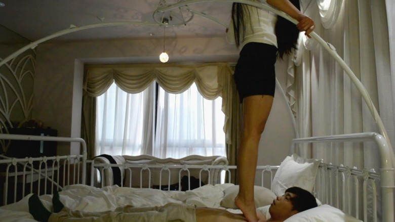 『奴隶岛』—婷婷初次体验踩踏、踮脚尖碾踩_绳缚吧