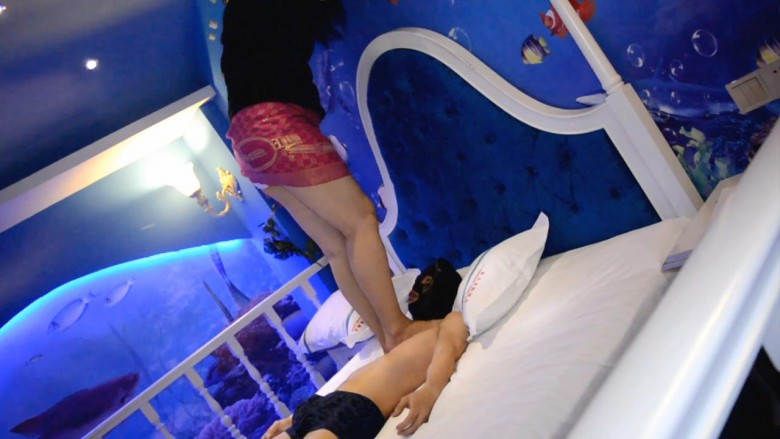 『奴隶岛』—重量级女S暴踩瘦奴_绳缚吧