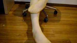 『奴隶岛』—第一视角舔脚发射POV（黄色丝袜、裸足）_绳缚吧