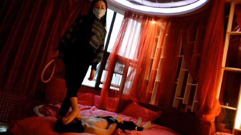 图片[9]_『奴隶岛』—萱萱S坐脸调教、鞭子抽打_绳缚吧