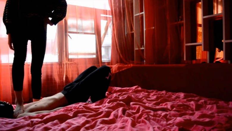 图片[11]_『奴隶岛』—萱萱运动鞋踢踹惩罚按腿奴_绳缚吧