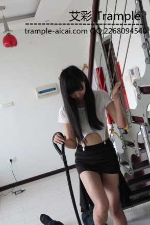 平面模特超级小美女Yui 嫩脚踩踏 踩喉咙遛狗_绳缚吧
