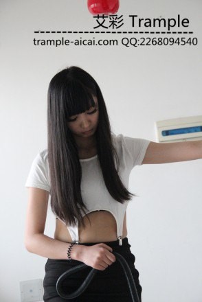 图片[8]_平面模特超级小美女Yui 嫩脚踩踏 踩喉咙遛狗_绳缚吧