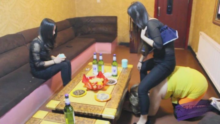 KTV两长发美女S极度羞辱（四）_绳缚吧