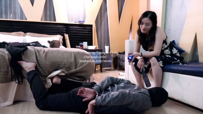 图片[7]_爆打+电击项圈狠虐到真实崩溃沁姐凉拖踩踏鞭打电击_绳缚吧