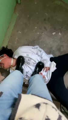 图片[2]_套路直播视频【微甜】户外强迫闺蜜舔脏鞋臭白袜 bf25867_绳缚吧