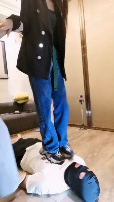 图片[3]_套路直播视频【小鱼姐姐】4S-骑马转胯/袜子塞嘴/全体重踩踏【三视角版】 bf25882_绳缚吧
