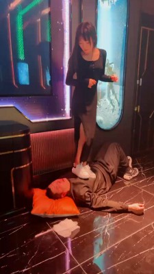 图片[8]_套路直播视频【精神小妹】双S-KTV-全体重踩踏/舔鞋逗狗 bf26153_绳缚吧