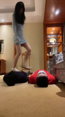 图片[10]_套路直播视频【KiKi】双狗争宠比赛-提档/遛狗/运动鞋踩踏/棉袜跪舔【完整版】 bf26465_绳缚吧