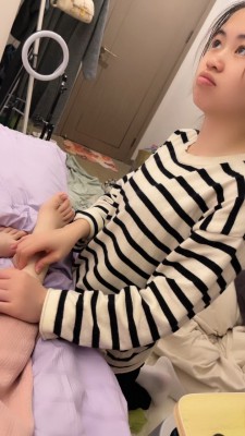 套路直播视频【橘子没熟】开发抖M闺蜜舔脚【完整版】 bf26468_绳缚吧