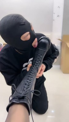 图片[2]_套路直播视频【文文S】人体烟灰缸/舔脏靴子/吃口水耳光【双视角版】 bf26417_绳缚吧