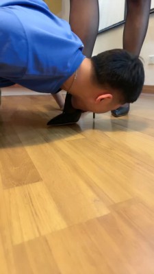 图片[2]_套路直播视频【鹿大人】高跟黑丝脚下崇拜-狂舔/遛狗/踩踏碾压【双视角版】 bf26285_绳缚吧