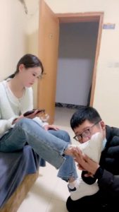 套路直播视频【孤傲女帝】脚压盆窒息/脚喂食脚耳光/白袜深喉舔【双视角版】bf26211_绳缚吧
