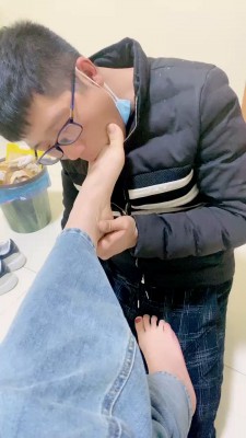 图片[9]_套路直播视频【孤傲女帝】脚压盆窒息/脚喂食脚耳光/白袜深喉舔【双视角版】bf26211_绳缚吧