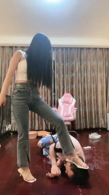 图片[12]_套路直播视频【桃幼幼】反绑强制鞭打踩踏/骑马/洗脚水窒息 bf26361_绳缚吧