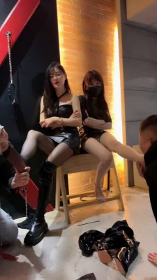 图片[12]_套路直播视频【狐狸女皇】三主-SM主题酒店玩/轮流鞭打/长靴踩踏 三视角+花絮 bf26185_绳缚吧