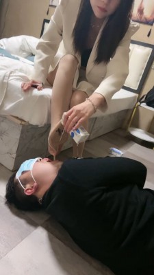 图片[6]_套路直播视频【猫咪大大】户外-楼梯间踩业主/拧耳朵/舔脚酸奶喂食/鞭打 bf26394_绳缚吧