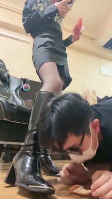 图片[7]_套路直播视频【小溪S】长靴黑丝踩奶狗/脚下喂食 bf26385_绳缚吧
