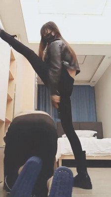图片[7]_套路直播视频【美娜格格】夜店女神马丁靴碾头坐头/酸奶浓痰喂养/腿绞钻胯 bf26375_绳缚吧