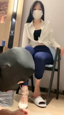 图片[5]_套路直播视频【伊伊S】高跟裸足踩踏喂食-小白鞋碾压 bf26331_绳缚吧