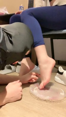 图片[7]_套路直播视频【伊伊S】高跟裸足踩踏喂食-小白鞋碾压 bf26331_绳缚吧