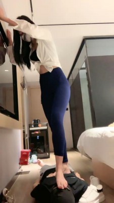 图片[9]_套路直播视频【伊伊S】高跟裸足踩踏喂食-小白鞋碾压 bf26331_绳缚吧