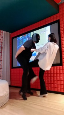 图片[9]_套路直播视频【Q月】运动鞋重度强制连环提档 bf26197_绳缚吧