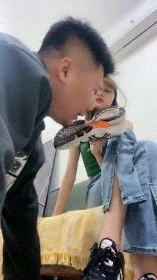 图片[2]_套路直播视频【艾莉】剧情-惩罚下贱快递员-吃白袜/舔脏鞋/裸足深喉 bf26195_绳缚吧