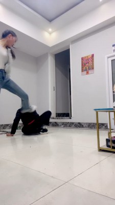 套路直播视频【孤傲女帝】被精神小妹暴打【完整版】 bf26180_绳缚吧