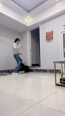 图片[3]_套路直播视频【孤傲女帝】被精神小妹暴打【完整版】 bf26180_绳缚吧