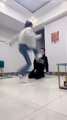 图片[6]_套路直播视频【孤傲女帝】被精神小妹暴打【完整版】 bf26180_绳缚吧