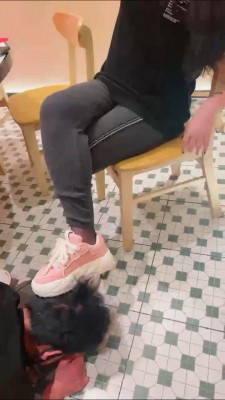 【月神】双S餐厅桌下玩狗 bf26808_绳缚吧