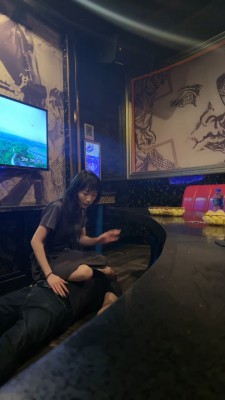 【文文】精神小妹KTV全体重踩踏-喂口水-耳光 bf26792_绳缚吧