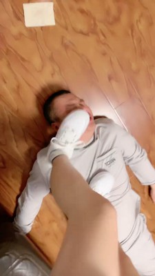 图片[3]_【悦主大大】小白鞋提档/闻鞋窝/全体重踩踏/舔闻臭脚 bf26751_绳缚吧