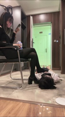 图片[6]_【暴揍小溪】双S-艺校女神黑丝袜踩奶狗/喂酸奶【双视角完整版】bf26761_绳缚吧