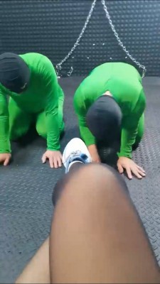 【冷御女王】双M-运动鞋白棉袜黑丝膜拜 bf26721_绳缚吧