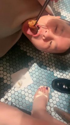 图片[2]_套路直播视频【三三】餐厅聚会群调/塑料袋套头窒息/喂食舔脚【双视角版】bf26776_绳缚吧