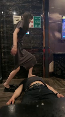 图片[3]_套路直播视频【文文】精神小妹KTV全体重踩踏-喂口水-耳光 bf26792_绳缚吧