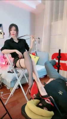 图片[11]_套路直播视频【芷晴】吃脚皮脚指甲喝口水-刑具固定强制黑丝踩 bf26812_绳缚吧