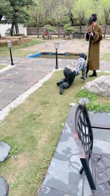 套路直播视频【宸宸】双S户外遛狗-清理脏泥靴底/喝地上脏水【双视角版】bf26780_绳缚吧