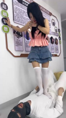图片[2]_套路直播视频【狗哥】素人萝莉主白丝全体重踩踏 bf26738_绳缚吧