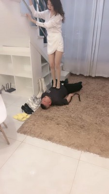 图片[7]_套路直播视频【妍主大大】发现邻居偷舔鞋子-高跟全体重踩踏/转胯遛狗 bf26681_绳缚吧