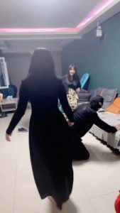 套路直播视频【精神小妹】素人S踢踹-灌圣水 bf26623_绳缚吧