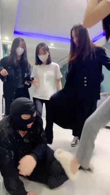 套路直播视频【精神小妹】群调-学生主踢踹/全体重踩踏/转胯喝圣水 bf26612_绳缚吧