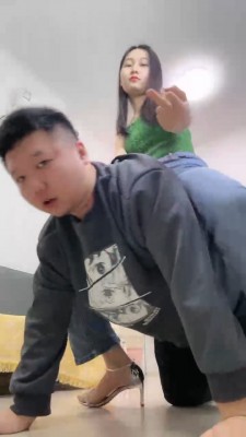 套路直播视频【素人星探】骑马遛狗/高跟肉丝踩踏/虐乳臭脚捂脸窒息 bf26618_绳缚吧
