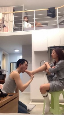 图片[11]_套路直播视频【术术】强制舔脏鞋闻白袜/白袜塞嘴提档/全体重踩踏 bf26631_绳缚吧